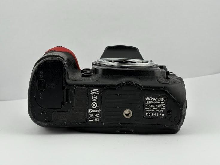 ★良品★ニコン NIKON D300 ボディ ★バッテリー、充電器付★