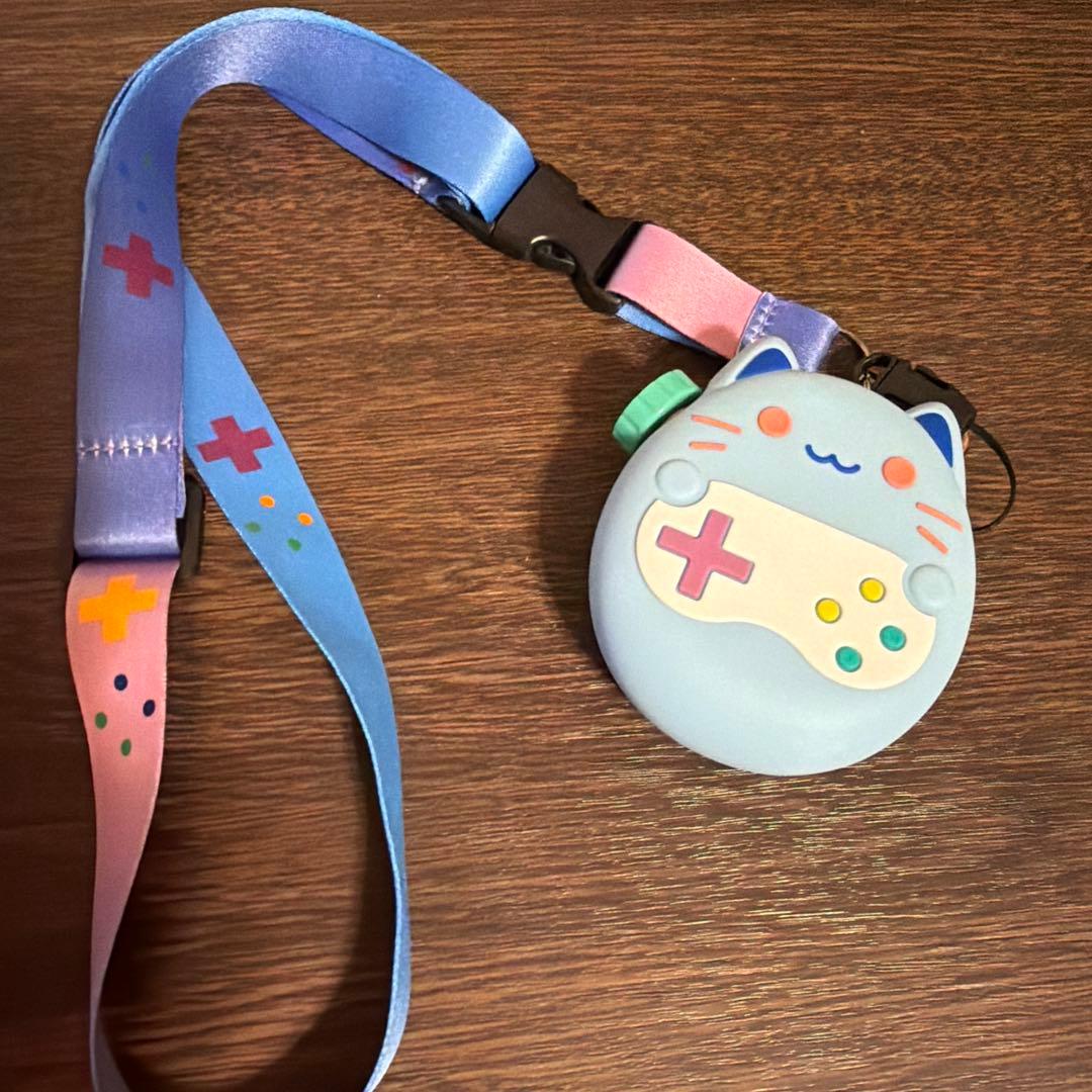 たまごっち本体、猫型ブルーカバー、ストラップ付き