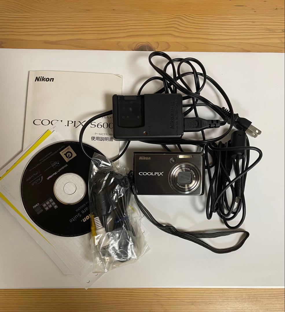 Nikon COOLPIX S600 本体と付属品