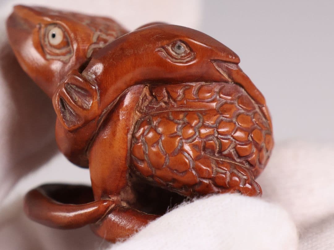 木製 提物 根付 玉石銘 蛙と蛇 彫刻 木彫【MA898】