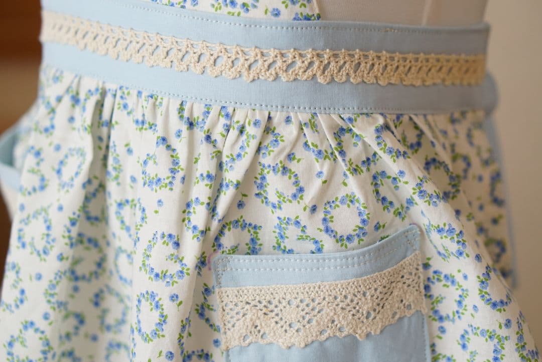 女の子　お食事エプロン　ハンドメイド　80 85 90 95 水色　小花柄