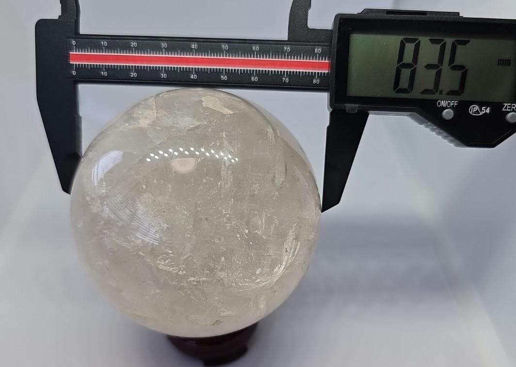 ヒマラヤ水晶丸玉　83.5mm 812g 大玉 虹・雲入り 台座付