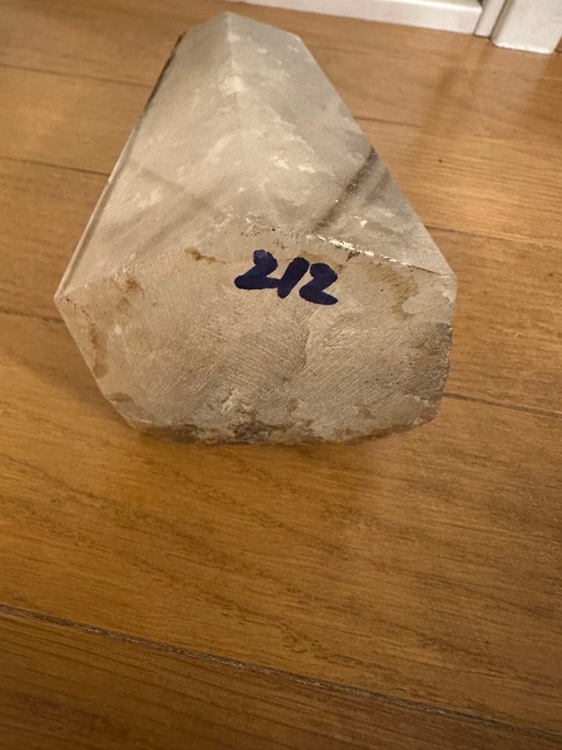 大きめ レインボー入りライトニング水晶 六角柱 高さ約19cm 重さ約1.3kg