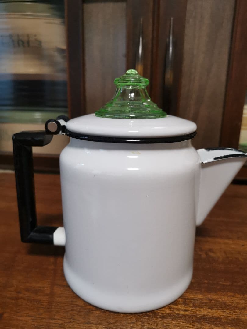 アンティーク ホワイトエナメルケトル ブラックリム グリーンガラス撮