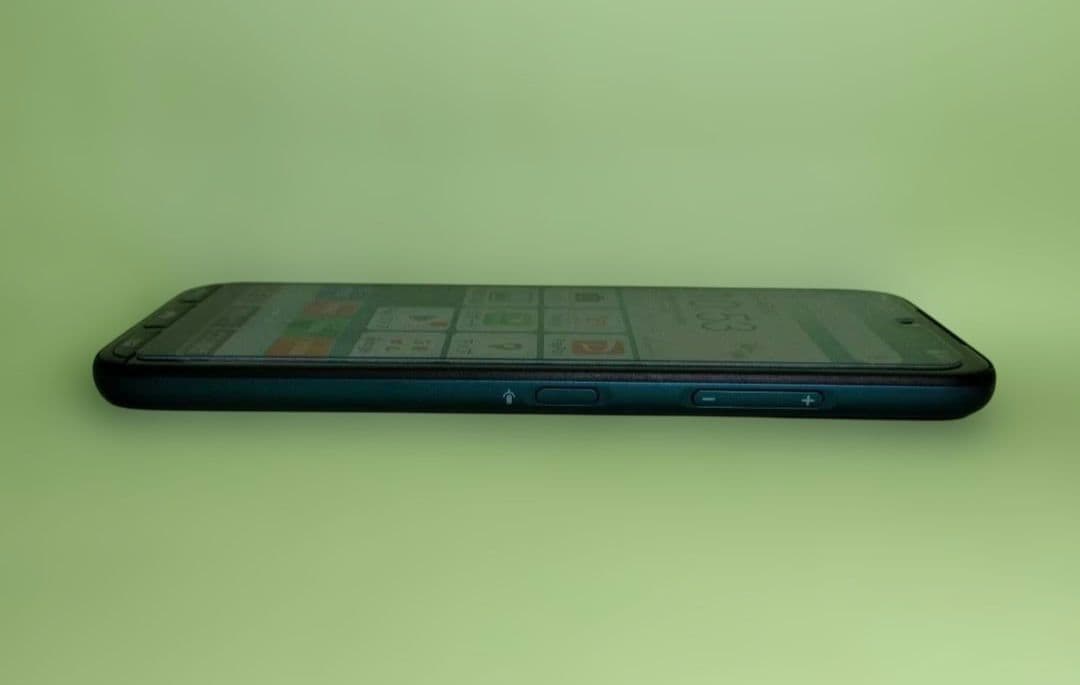 美品！京セラ簡単スマホ　A205KC