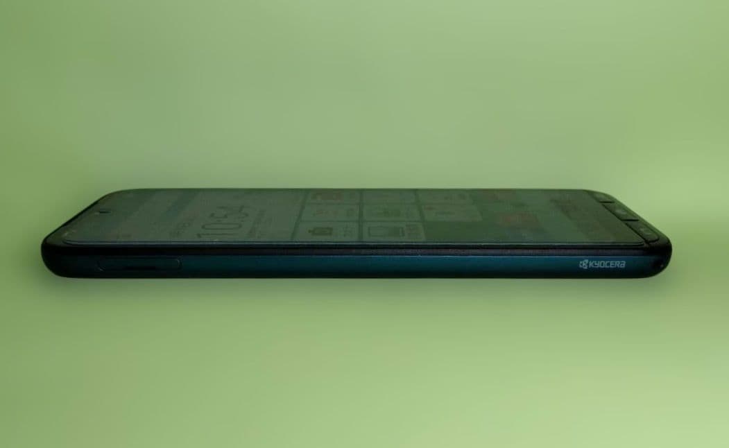 美品！京セラ簡単スマホ　A205KC