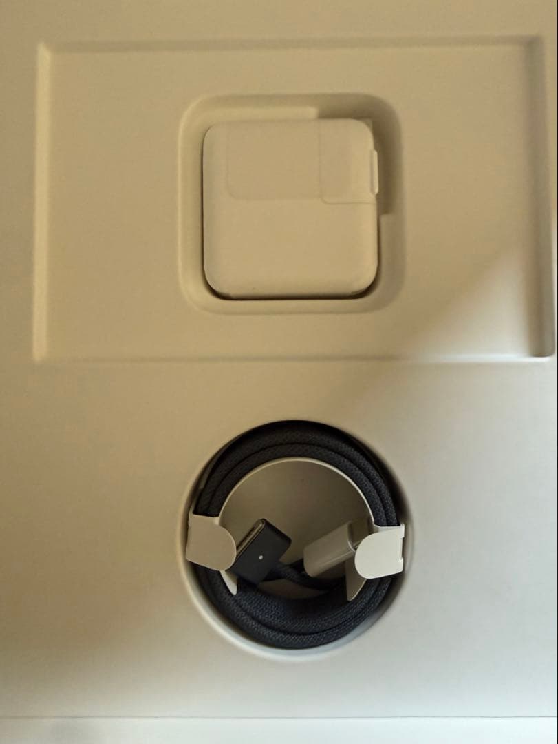 〈ほぼ未使用〉M4 MacBook Air ミッドナイト 充放電回数3回