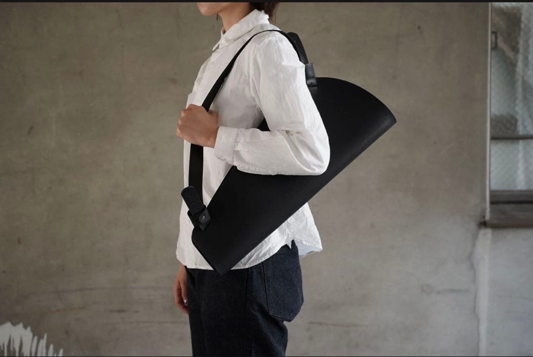 Lille og Stor blomst Lブラックレザー フラワーバッグ