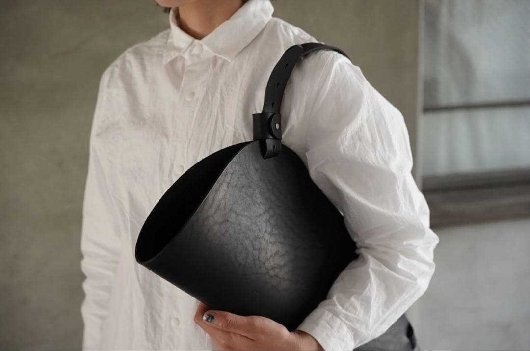 Lille og Stor blomst Lブラックレザー フラワーバッグ