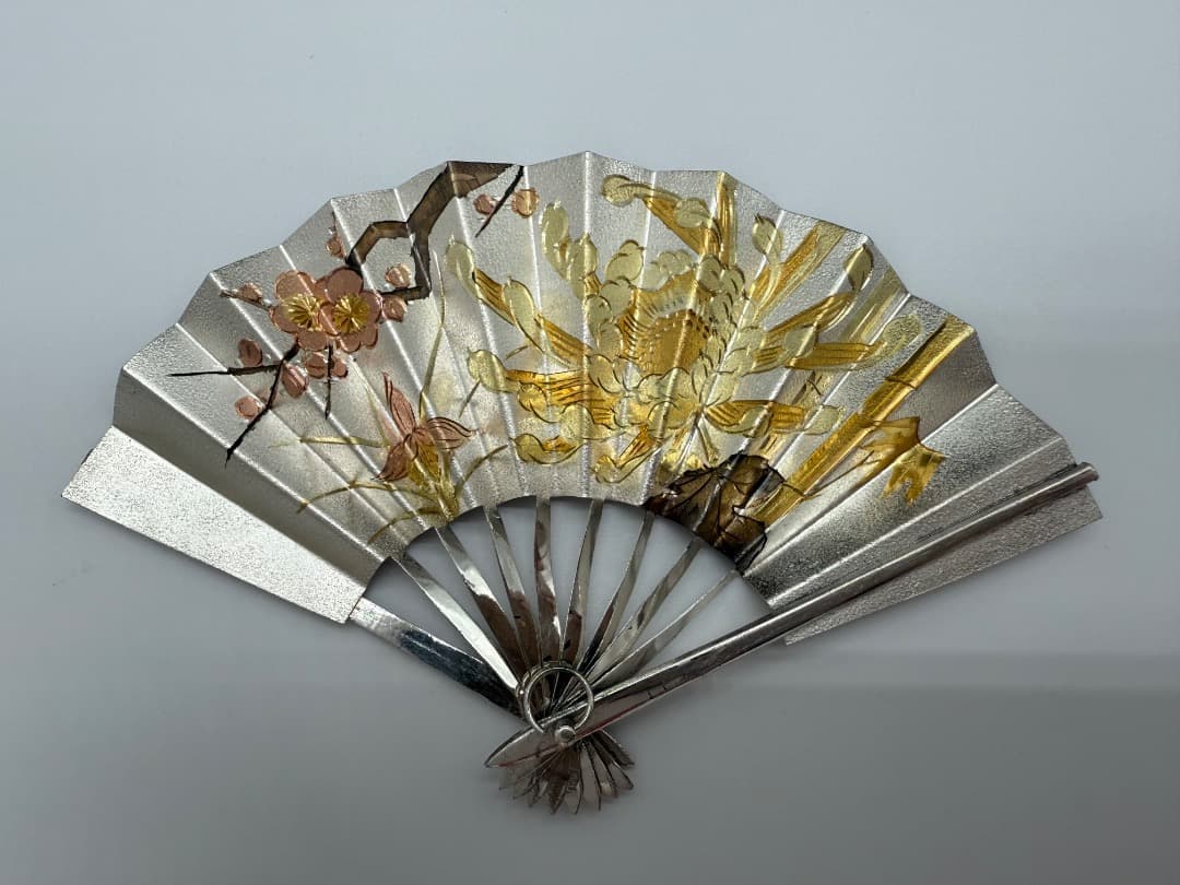 セ*セ様 金属製 花模様 扇子　純銀　シルバー