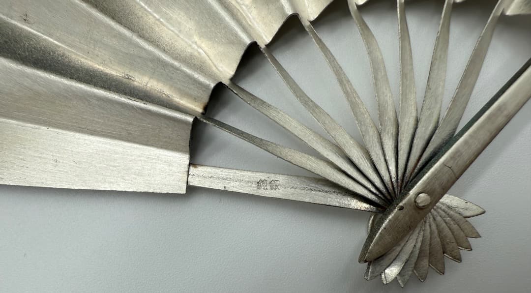 セ*セ様 金属製 花模様 扇子　純銀　シルバー