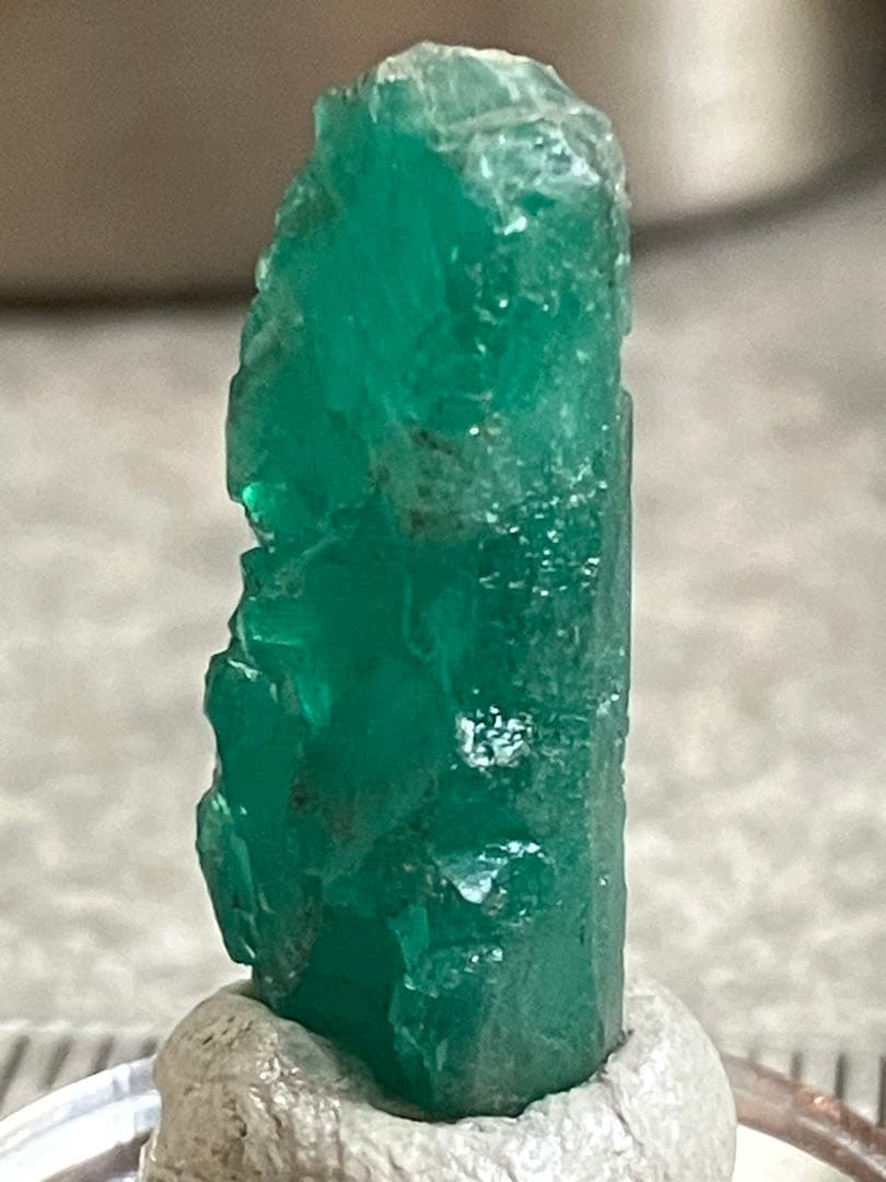 エメラルド結晶（大）原石　カラーチェンジ