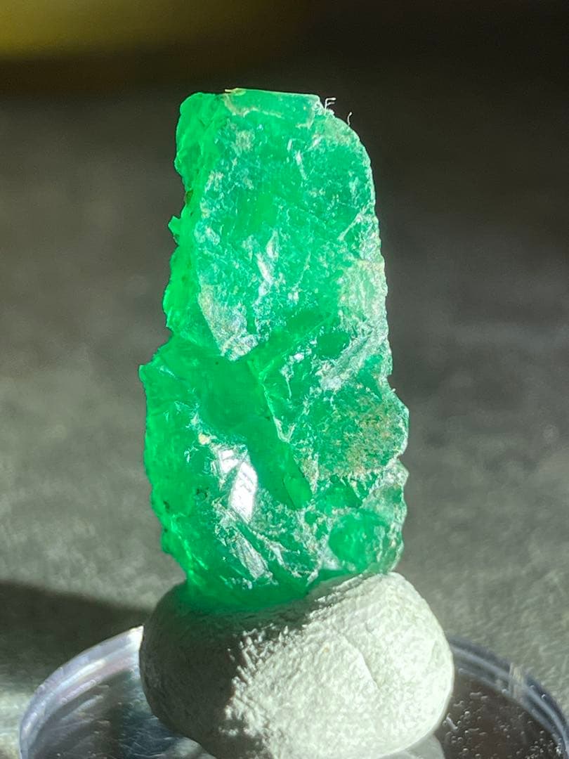 エメラルド結晶（大）原石　カラーチェンジ