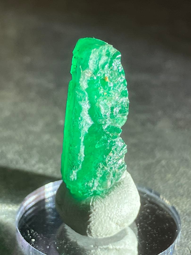 エメラルド結晶（大）原石　カラーチェンジ