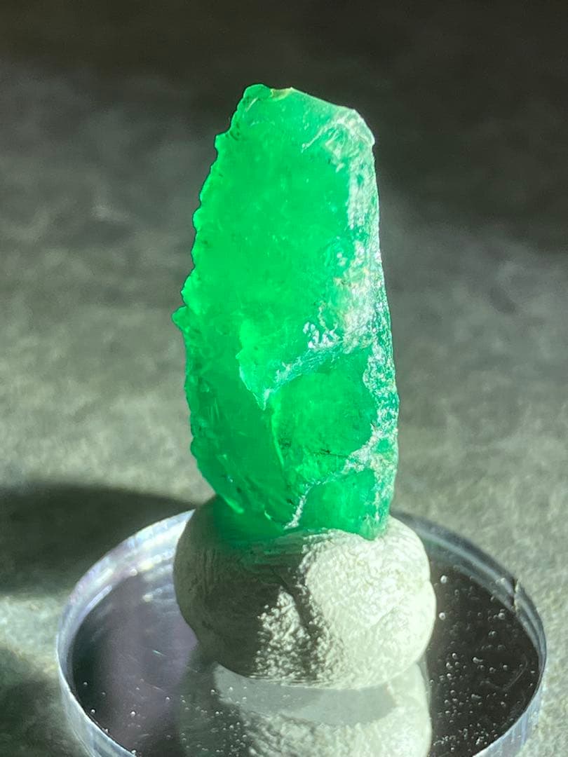 エメラルド結晶（大）原石　カラーチェンジ