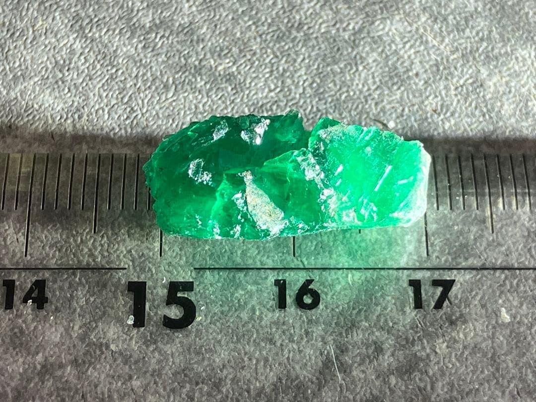 エメラルド結晶（大）原石　カラーチェンジ