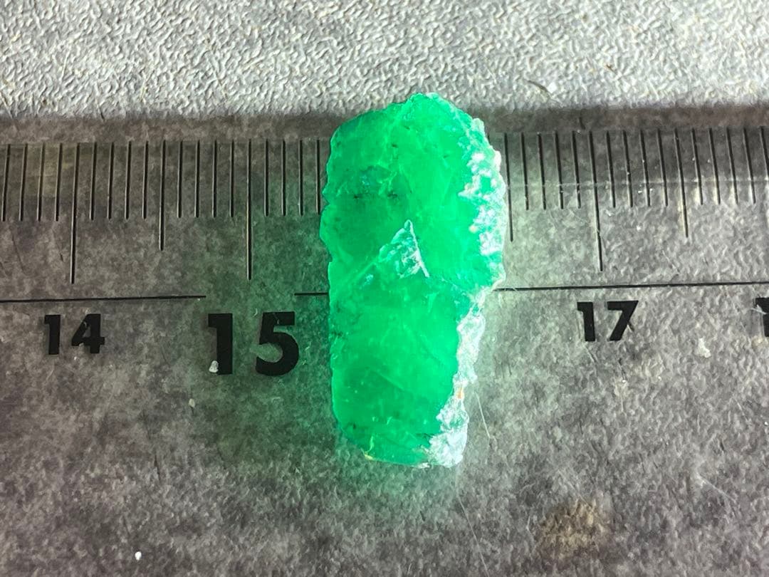 エメラルド結晶（大）原石　カラーチェンジ