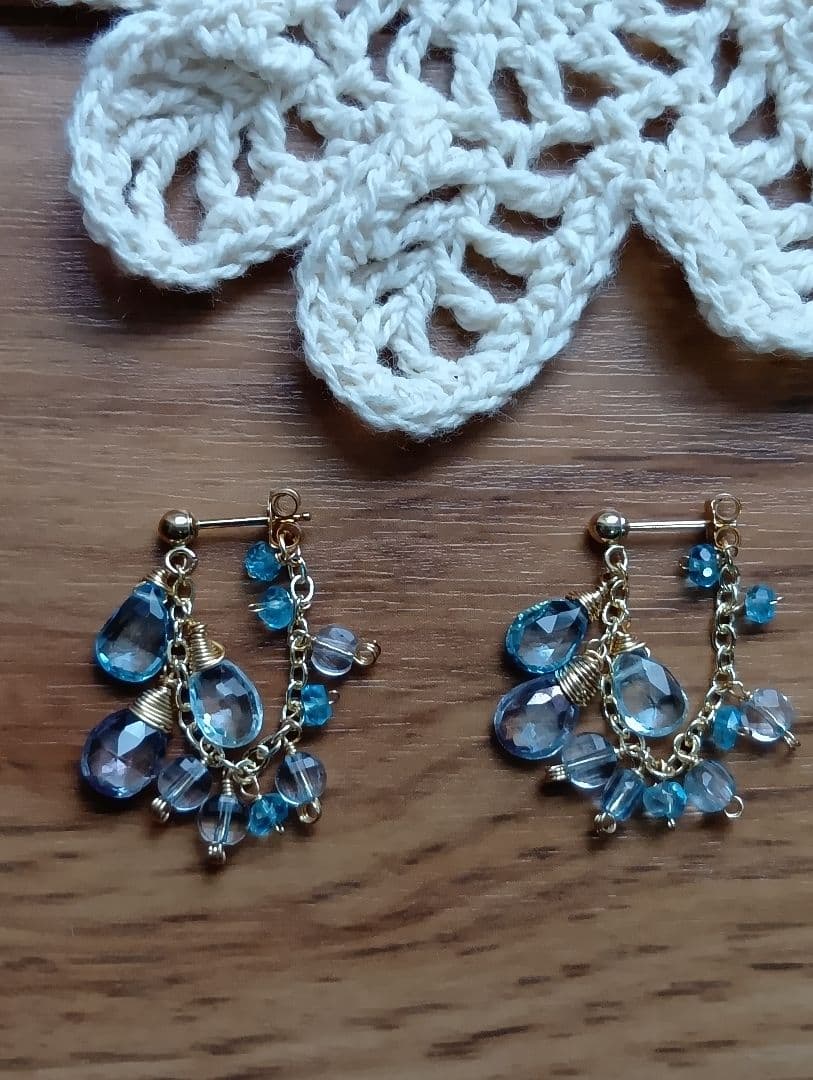 674　たっぷり宝石質トパーズのポストピアス