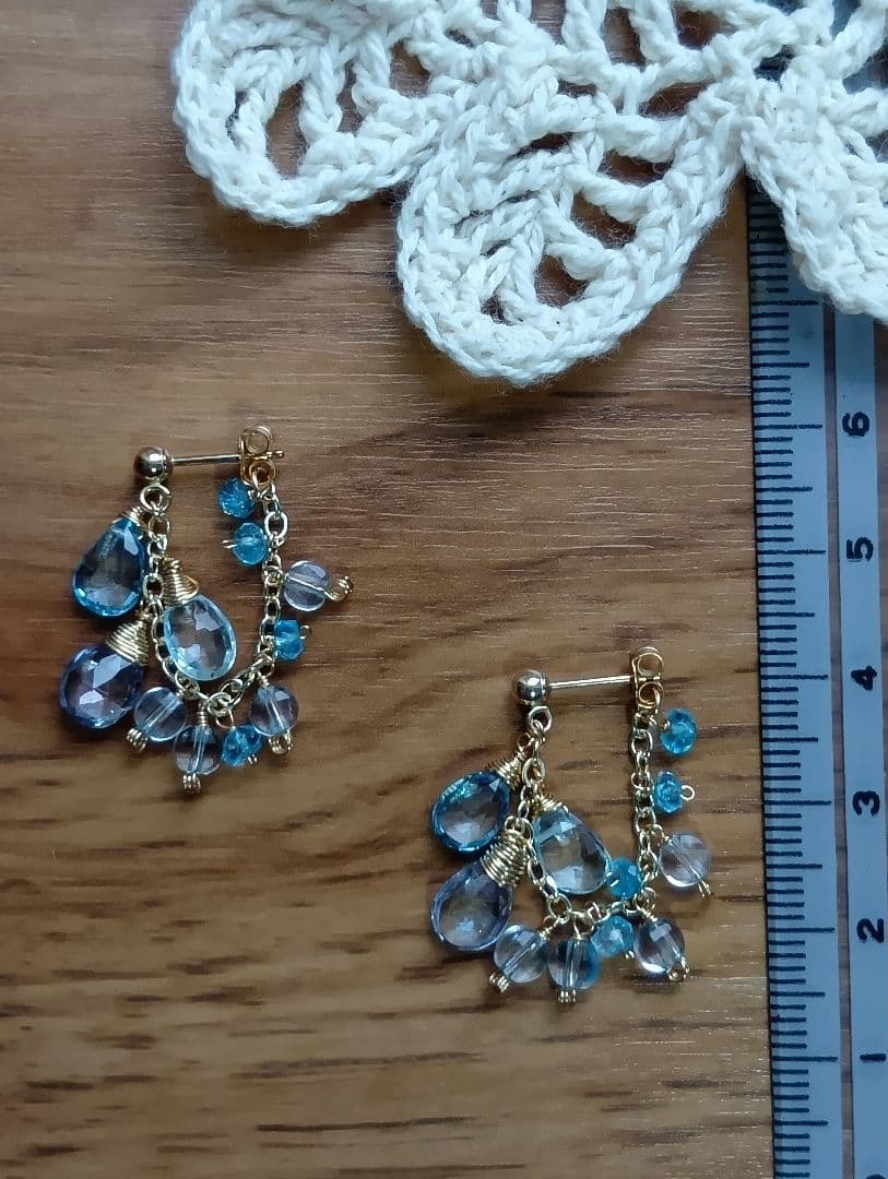 674　たっぷり宝石質トパーズのポストピアス