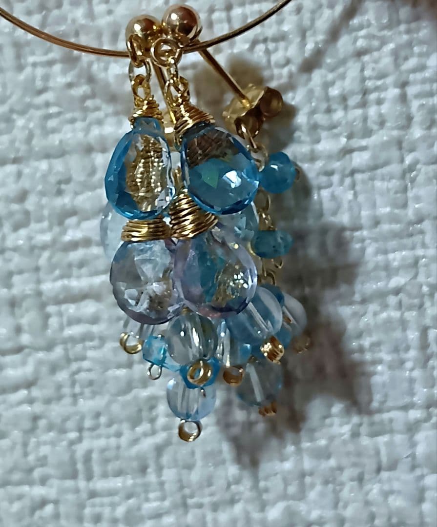 674　たっぷり宝石質トパーズのポストピアス