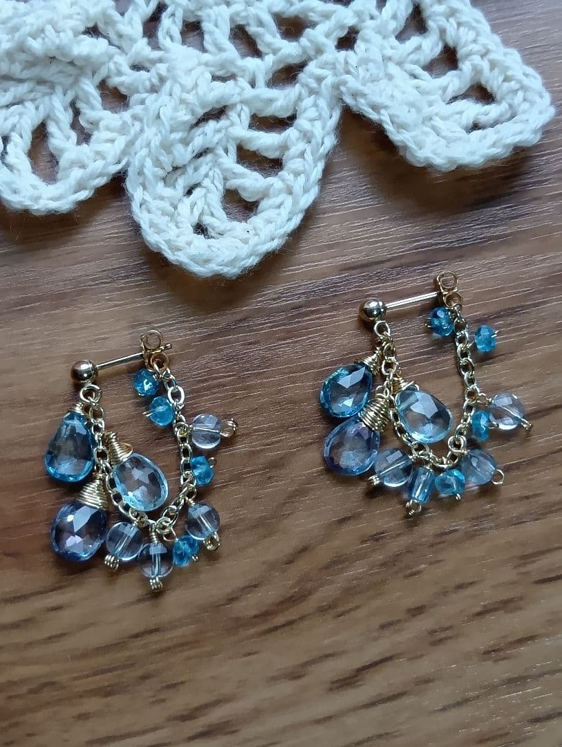 674　たっぷり宝石質トパーズのポストピアス