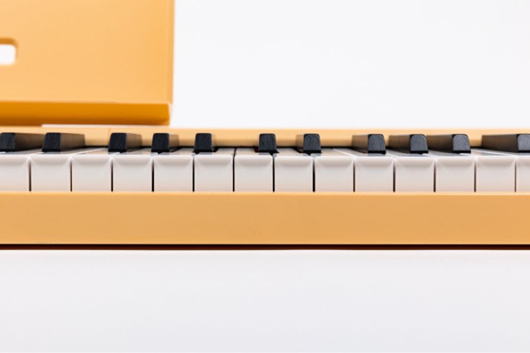 電子ピアノ　88鍵盤　充電タイプ　スリム軽量 オレンジ