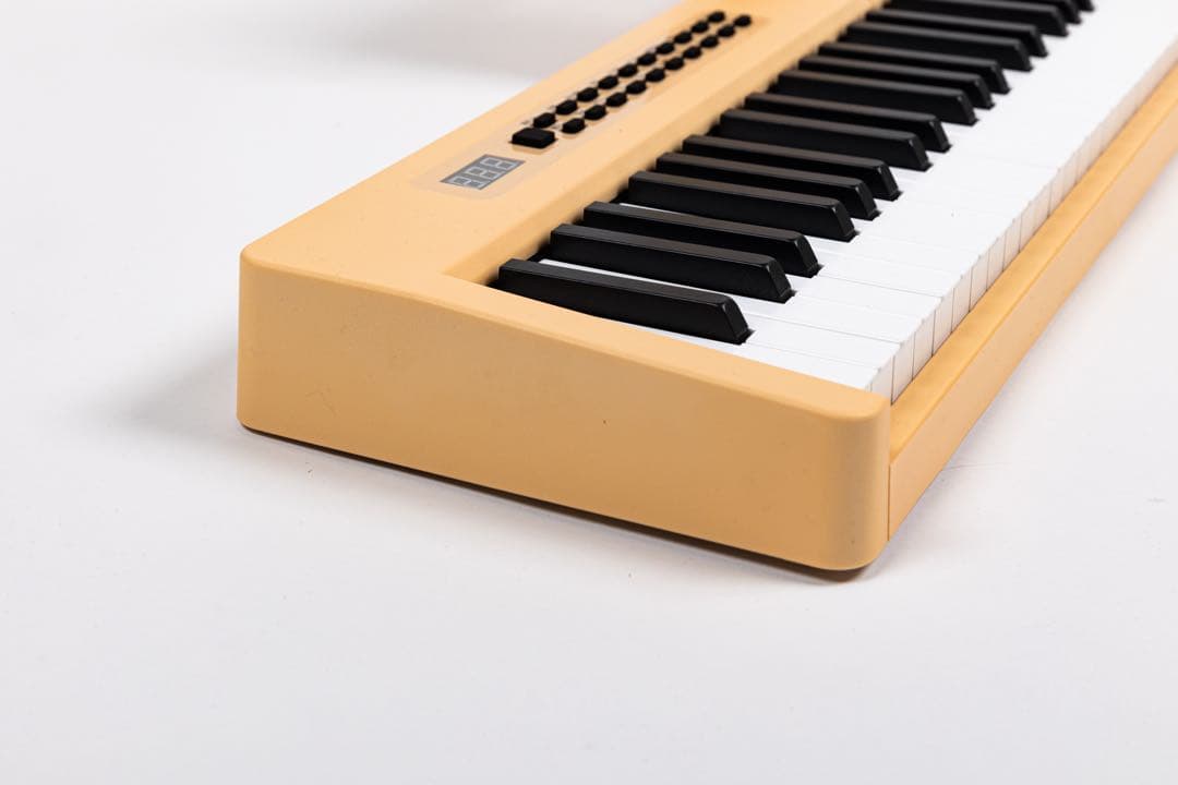 電子ピアノ　88鍵盤　充電タイプ　スリム軽量 オレンジ