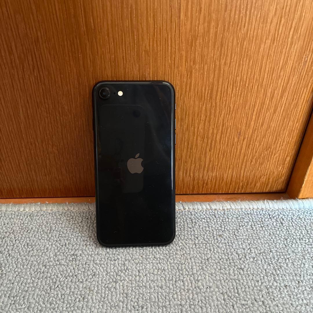 iPhone(アイフォン)　SE2と急速充電アダプターとライトニングケーブル2本