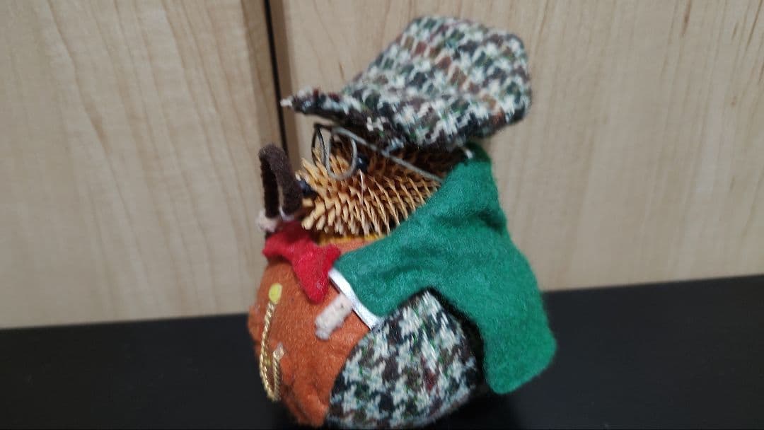 ぬいぐるみ2点、ハリネズミ、猫