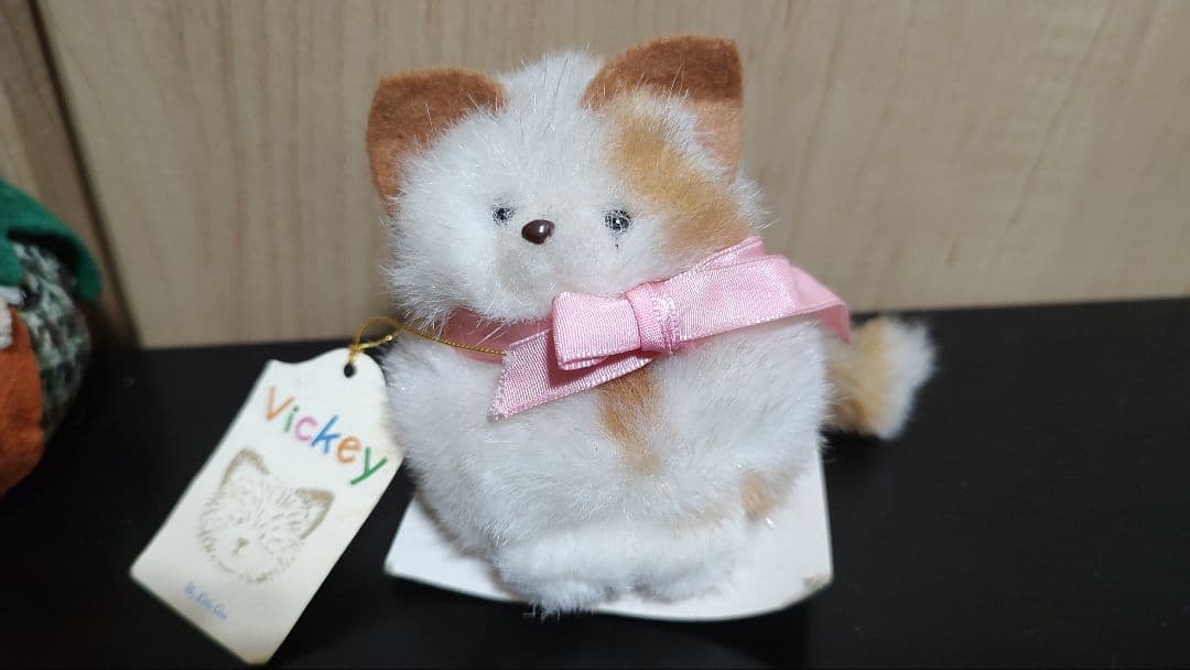 ぬいぐるみ2点、ハリネズミ、猫