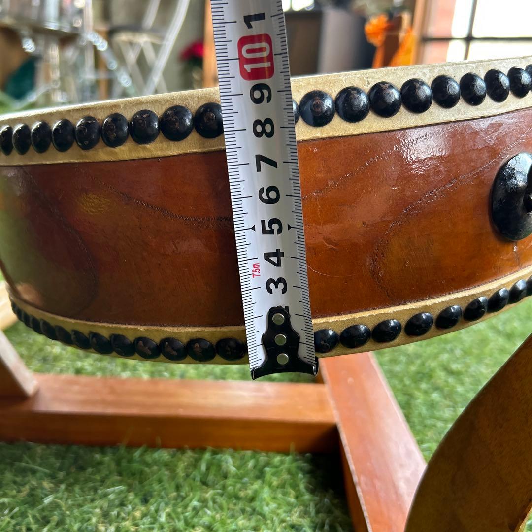 和太鼓 木製 直径約31cm 高さ約10cm バチ付き　台座付き