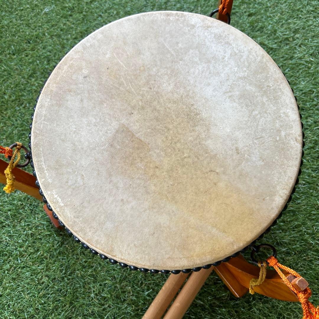 和太鼓 木製 直径約31cm 高さ約10cm バチ付き　台座付き