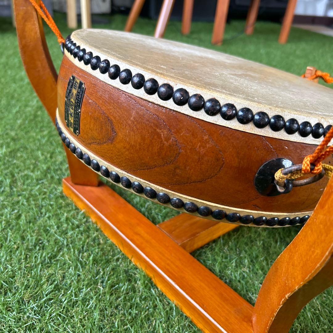 和太鼓 木製 直径約31cm 高さ約10cm バチ付き　台座付き