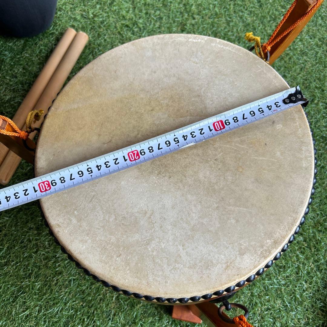 和太鼓 木製 直径約31cm 高さ約10cm バチ付き　台座付き
