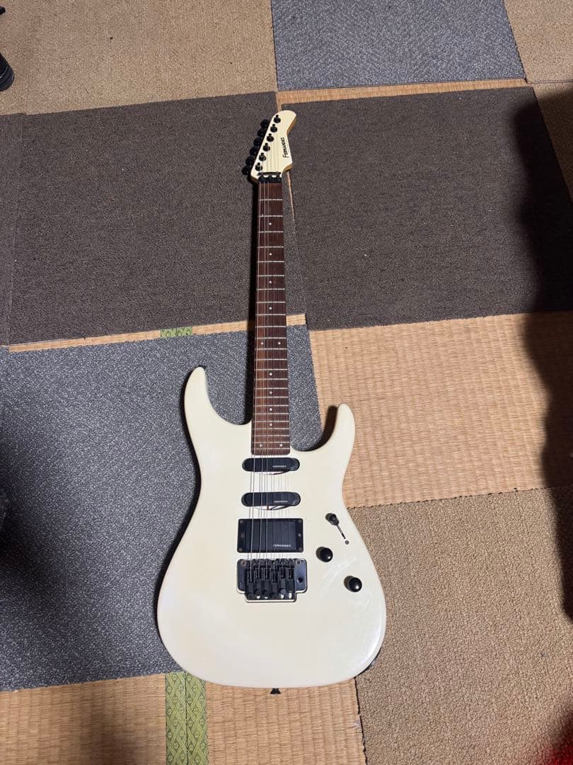 ホワイト ソリッドボディ エレキギター