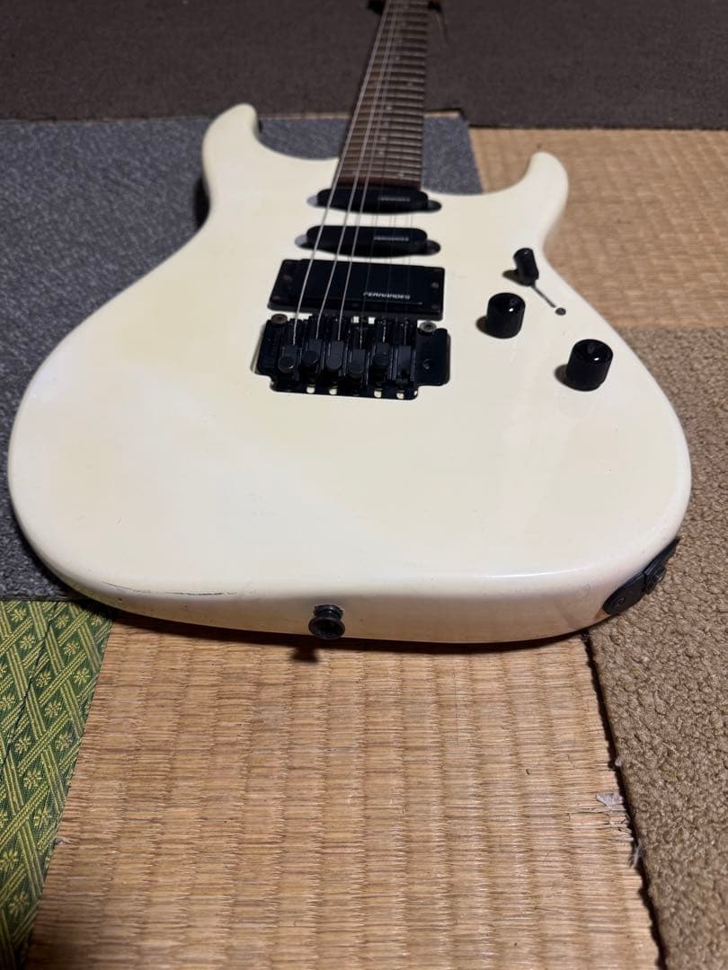 ホワイト ソリッドボディ エレキギター