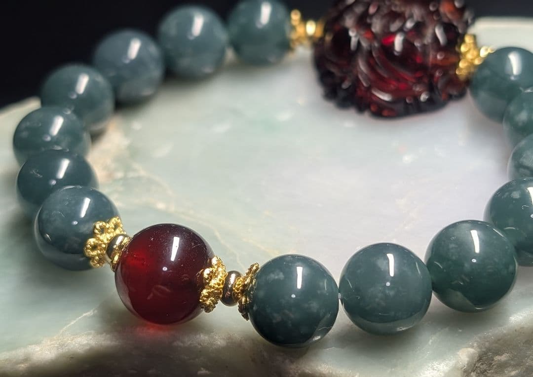 美麗レッドアンバー牡丹彫り☓グアテマラ産翡翠☓ヘソナイトガーネットデザブレ