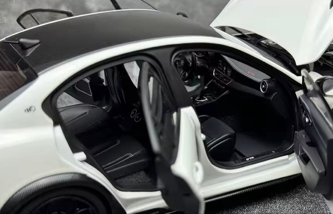 MOTORHELIX Alfa Romeo Giulia 1/18モデルミニカー