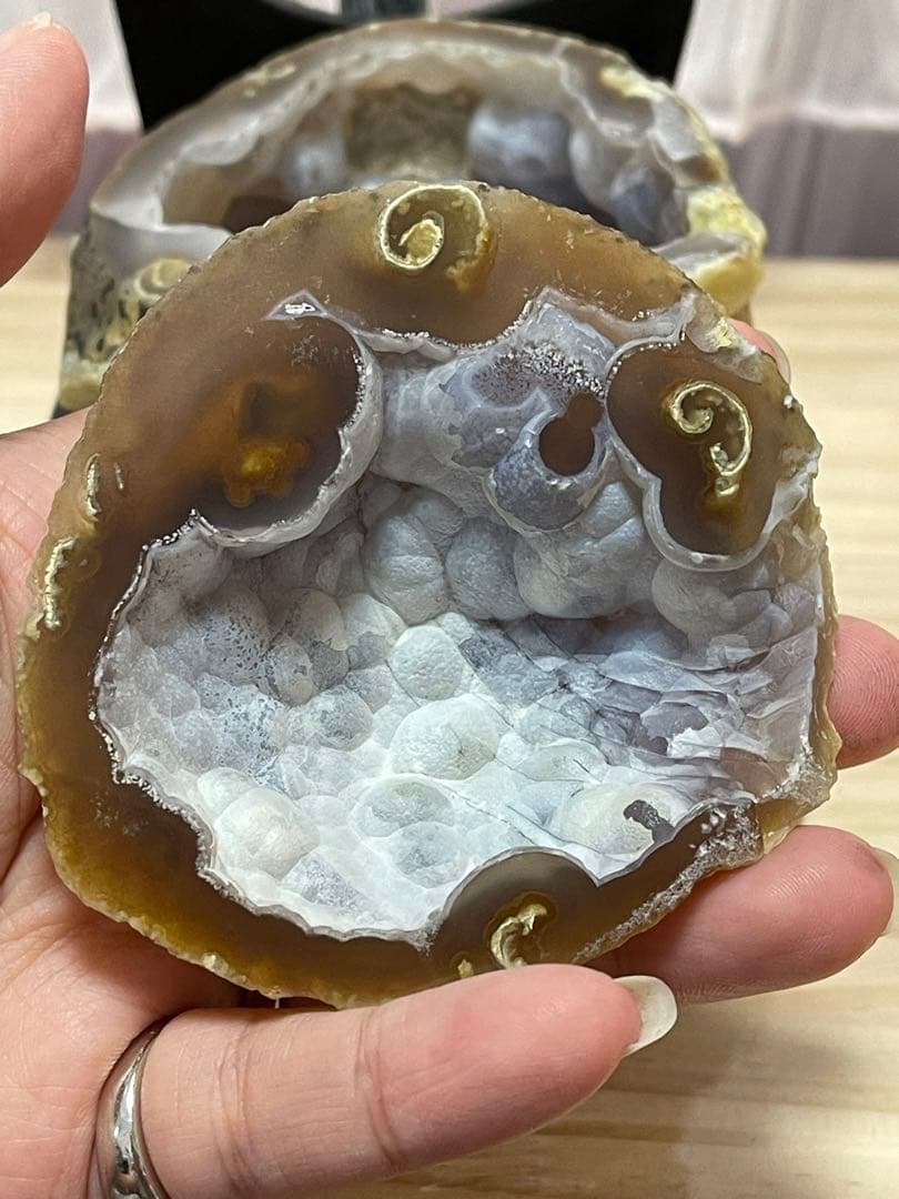 天然石 ブラジル産 トレジャー瑪瑙　可愛い顔　ぶどう瑪瑙　台座付き　⑦