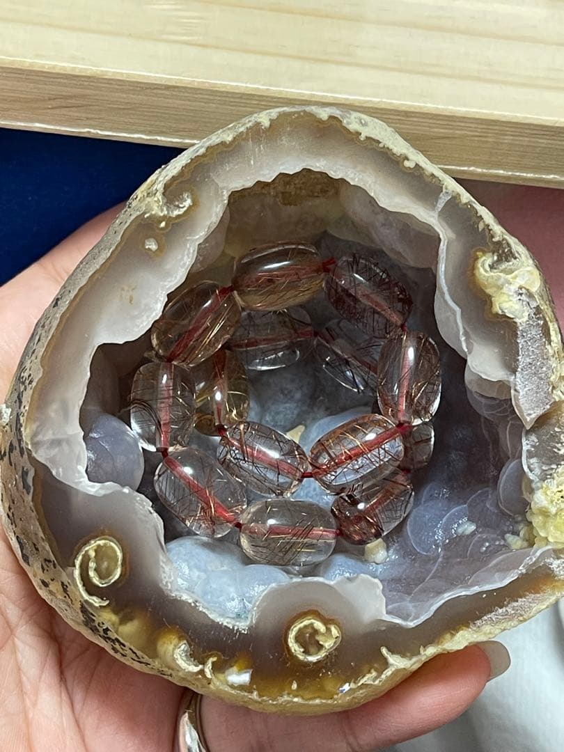 天然石 ブラジル産 トレジャー瑪瑙　可愛い顔　ぶどう瑪瑙　台座付き　⑦