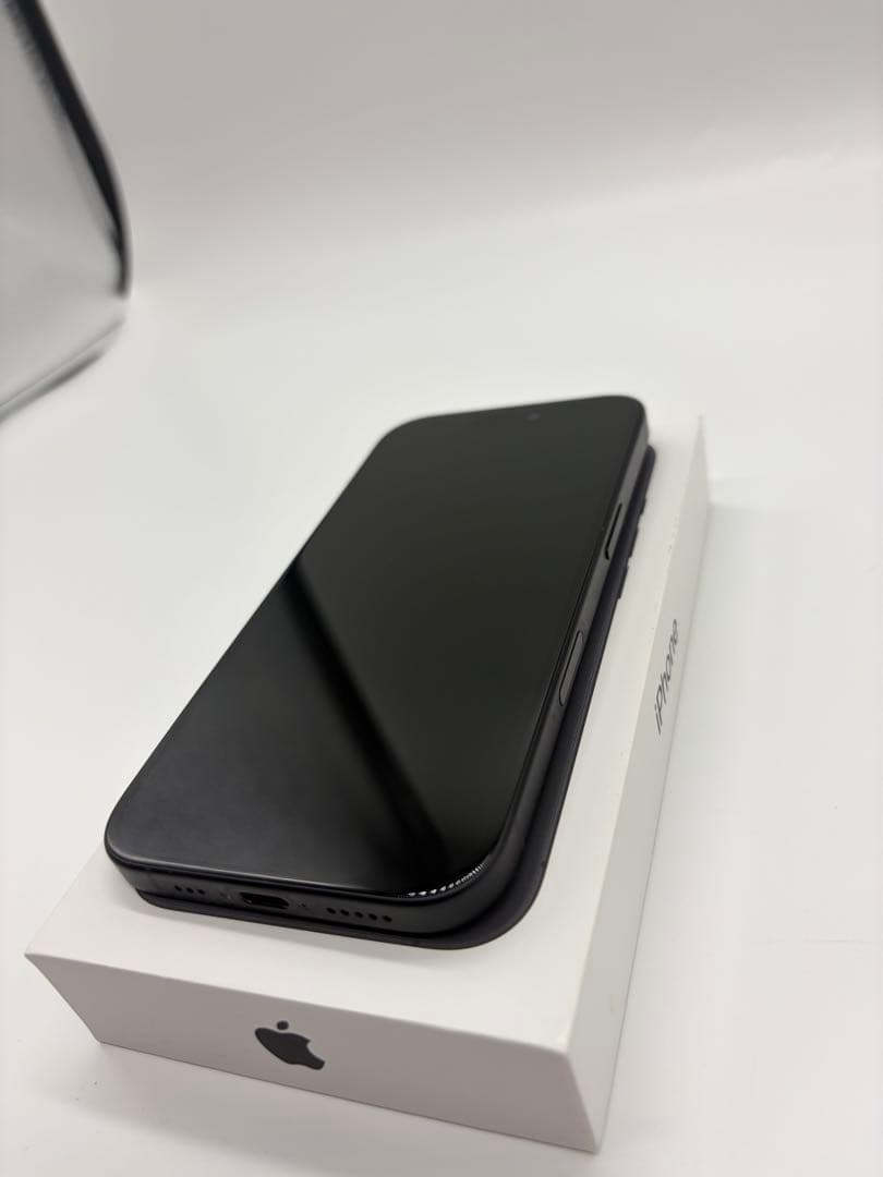 【美品】Apple iPhone16ブラック 本体（充電ケーブル新品）