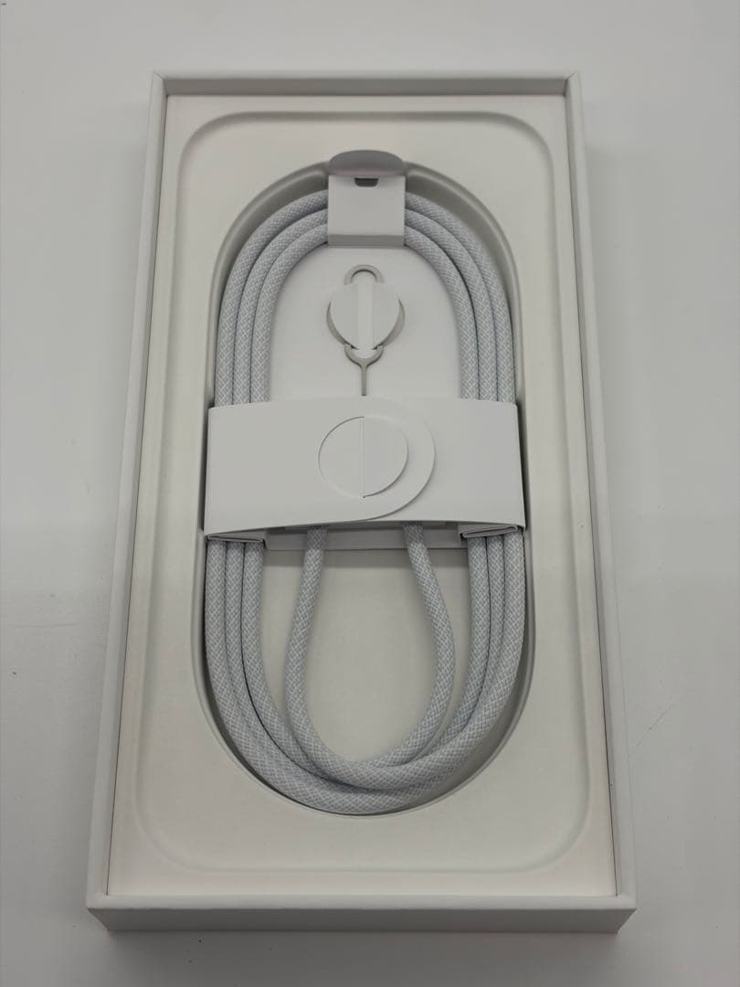 【美品】Apple iPhone16ブラック 本体（充電ケーブル新品）