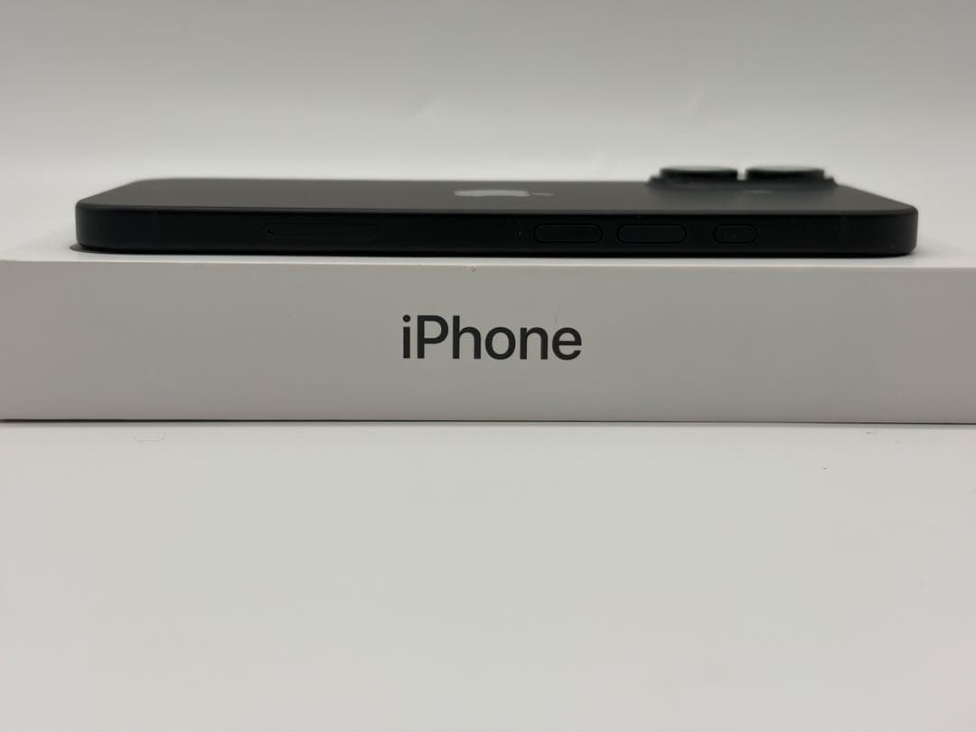【美品】Apple iPhone16ブラック 本体（充電ケーブル新品）