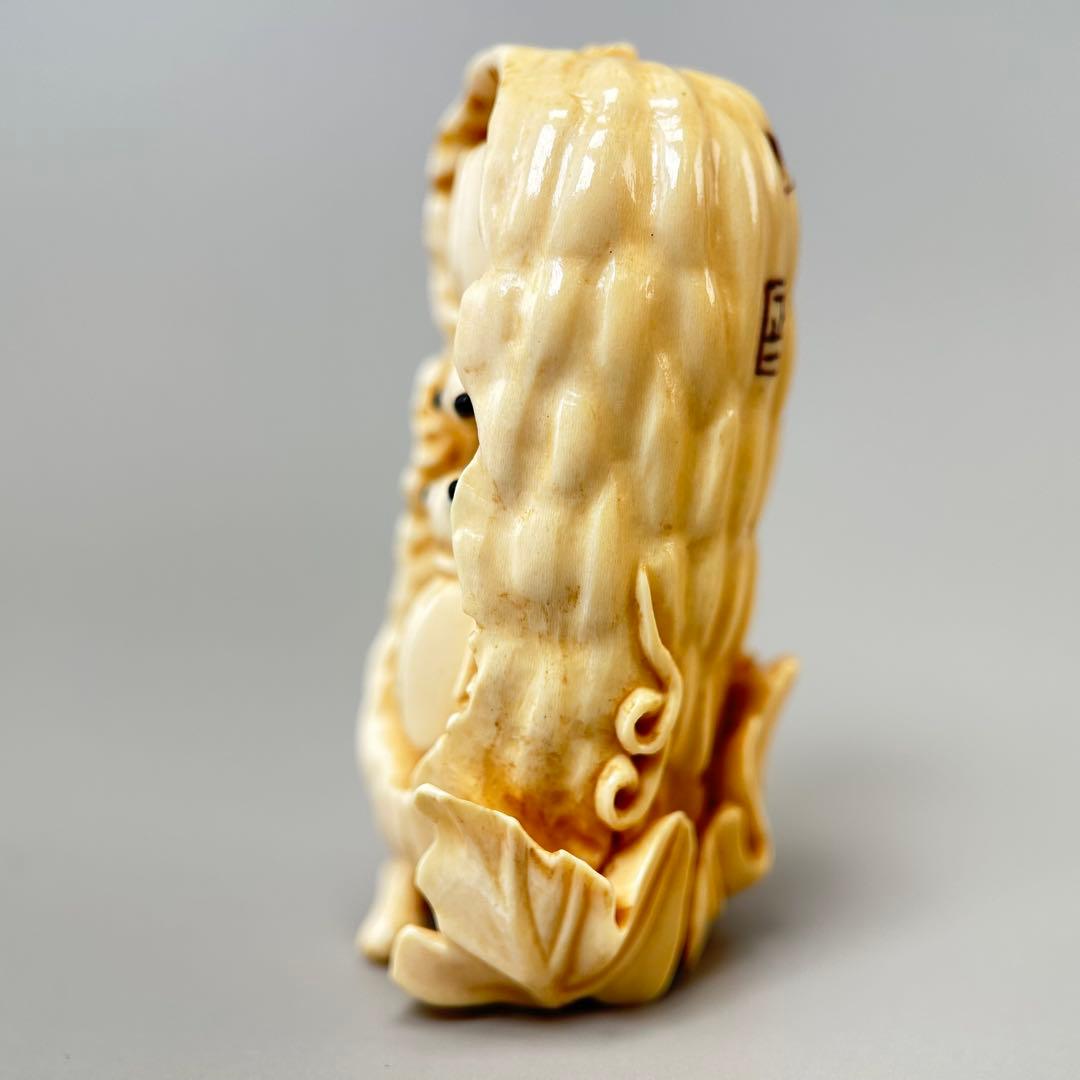 蟻と豆の彫刻極上　根付　天然素材アンティーク骨董　飾り物古美術置物細密細工