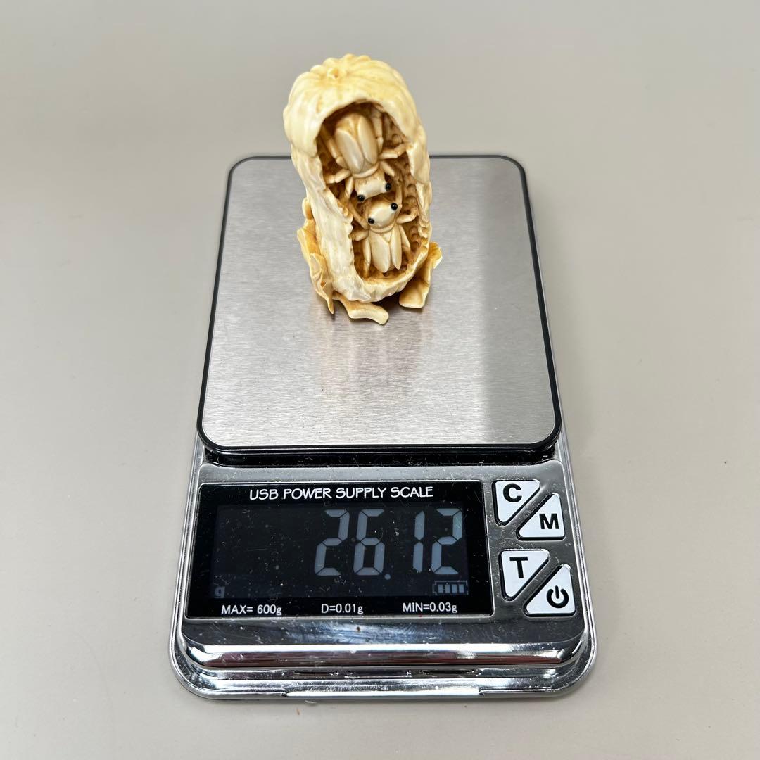 蟻と豆の彫刻極上　根付　天然素材アンティーク骨董　飾り物古美術置物細密細工