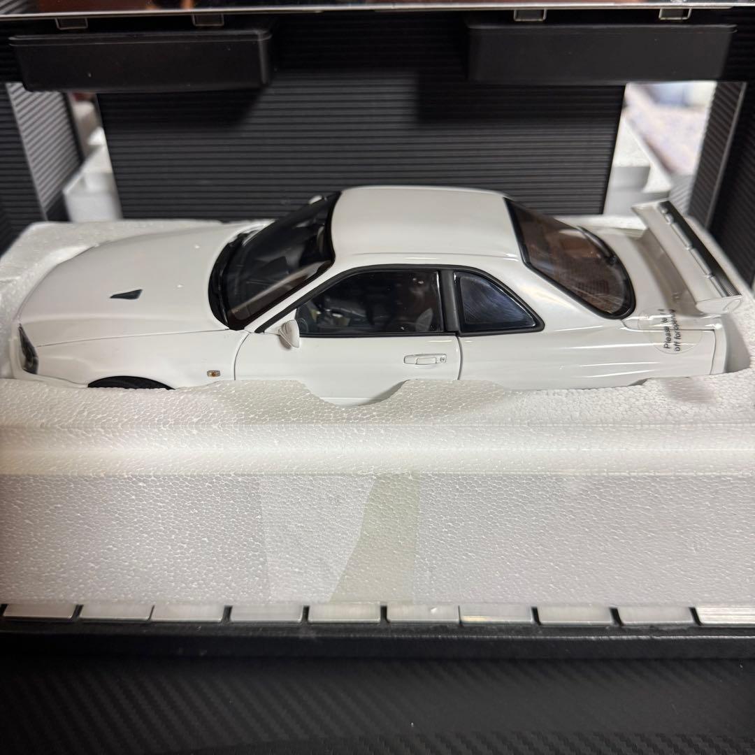 絶版未展示品オートアート1/18 スカイライン GT-R R34 VスペックII