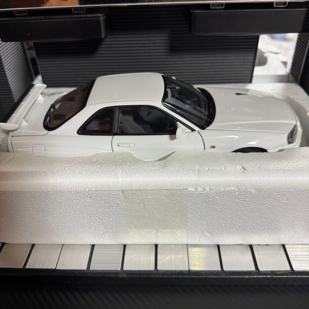 絶版未展示品オートアート1/18 スカイライン GT-R R34 VスペックII