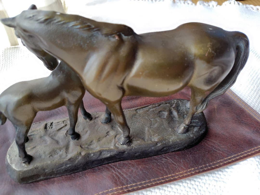 馬の親子 置物 鉄製 鋳物 レザー調敷物付 縁起物