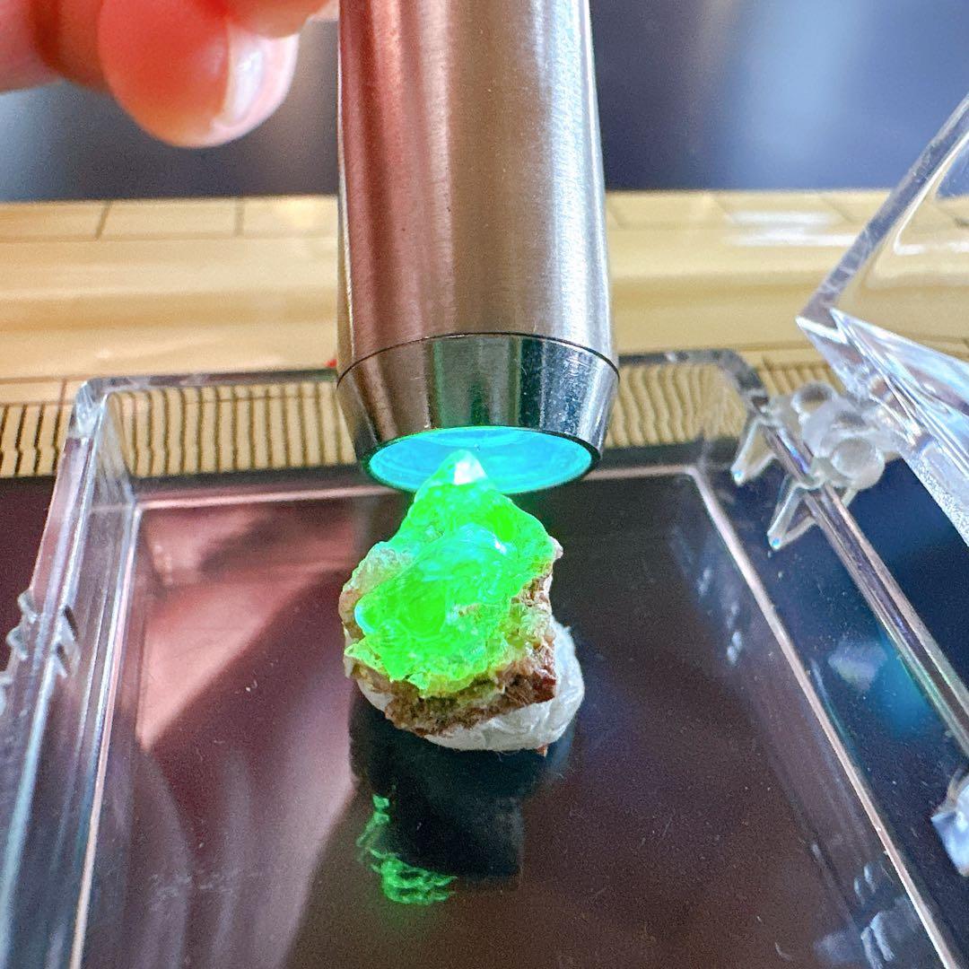 光る鉱石3点セット　おまけ付き 天然石　パワーストーン　蛍光石　発光石　希少石