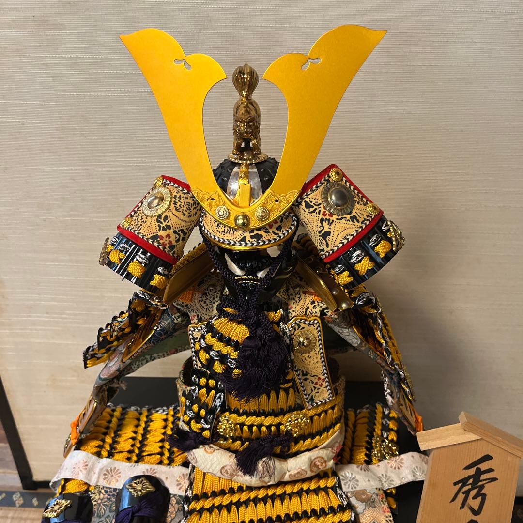 五月人形 金色と黒色 伝統的デザイン